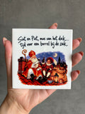 Tegeltje Sint en Piet moe van het dak, tijd voor een borrel bij de zak.