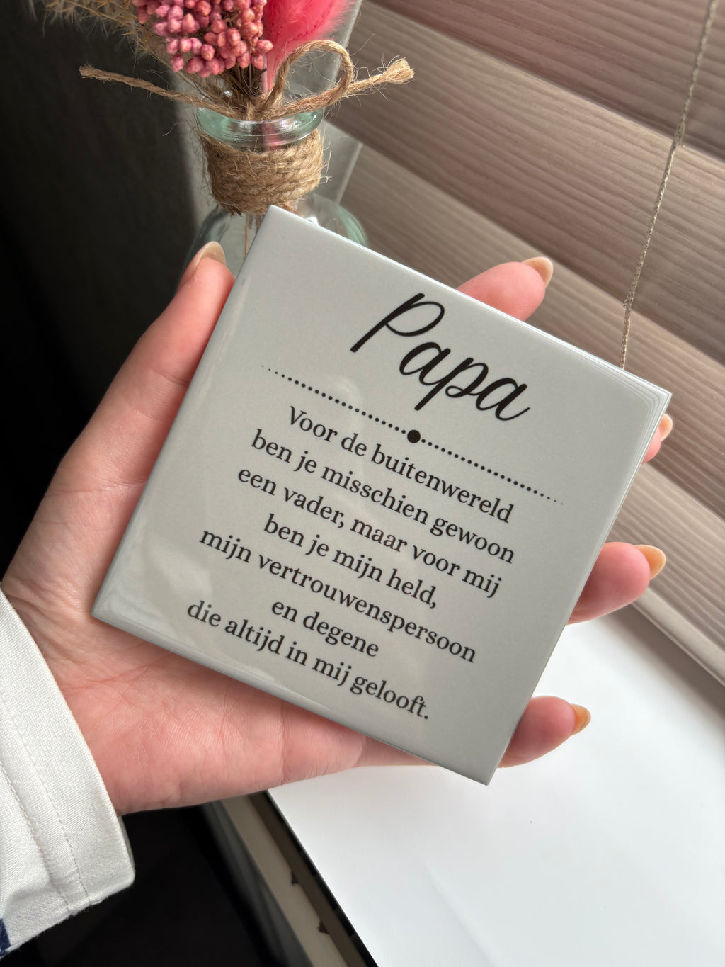 Tegeltje papa voor de buitenwereld