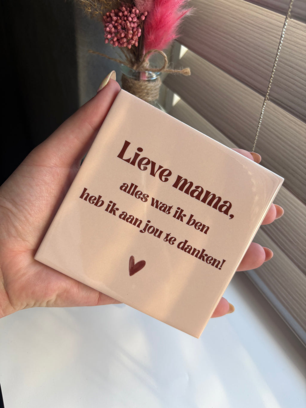 Tegeltje lieve mama, alles wat ik ben heb ik aan jou te danken! (beige tegel en bruine letters)