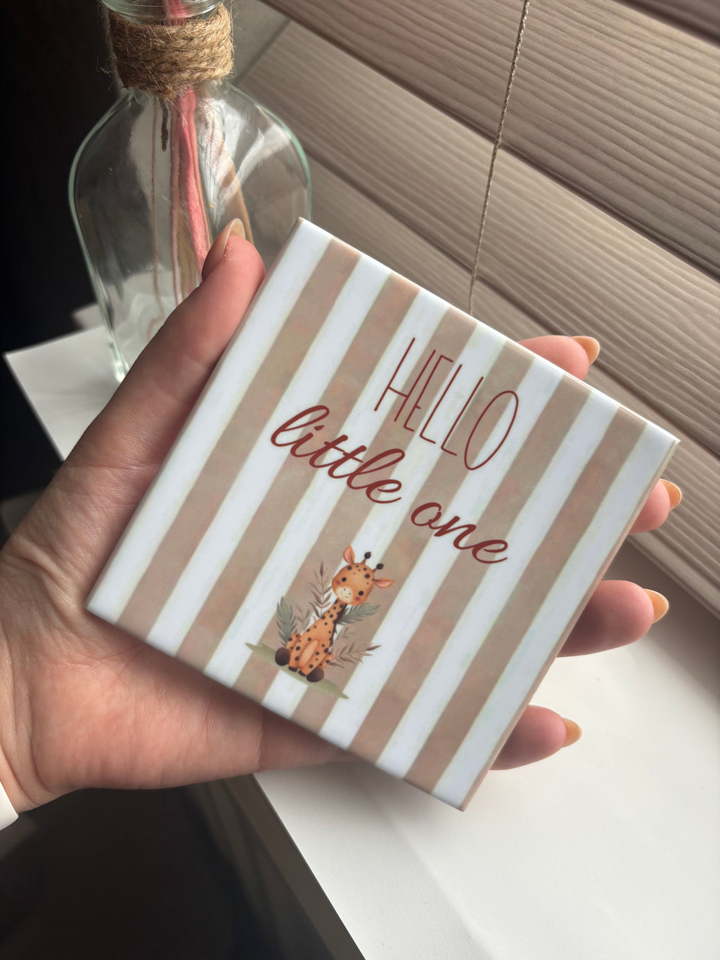 Tegeltje hello little one beige giraf