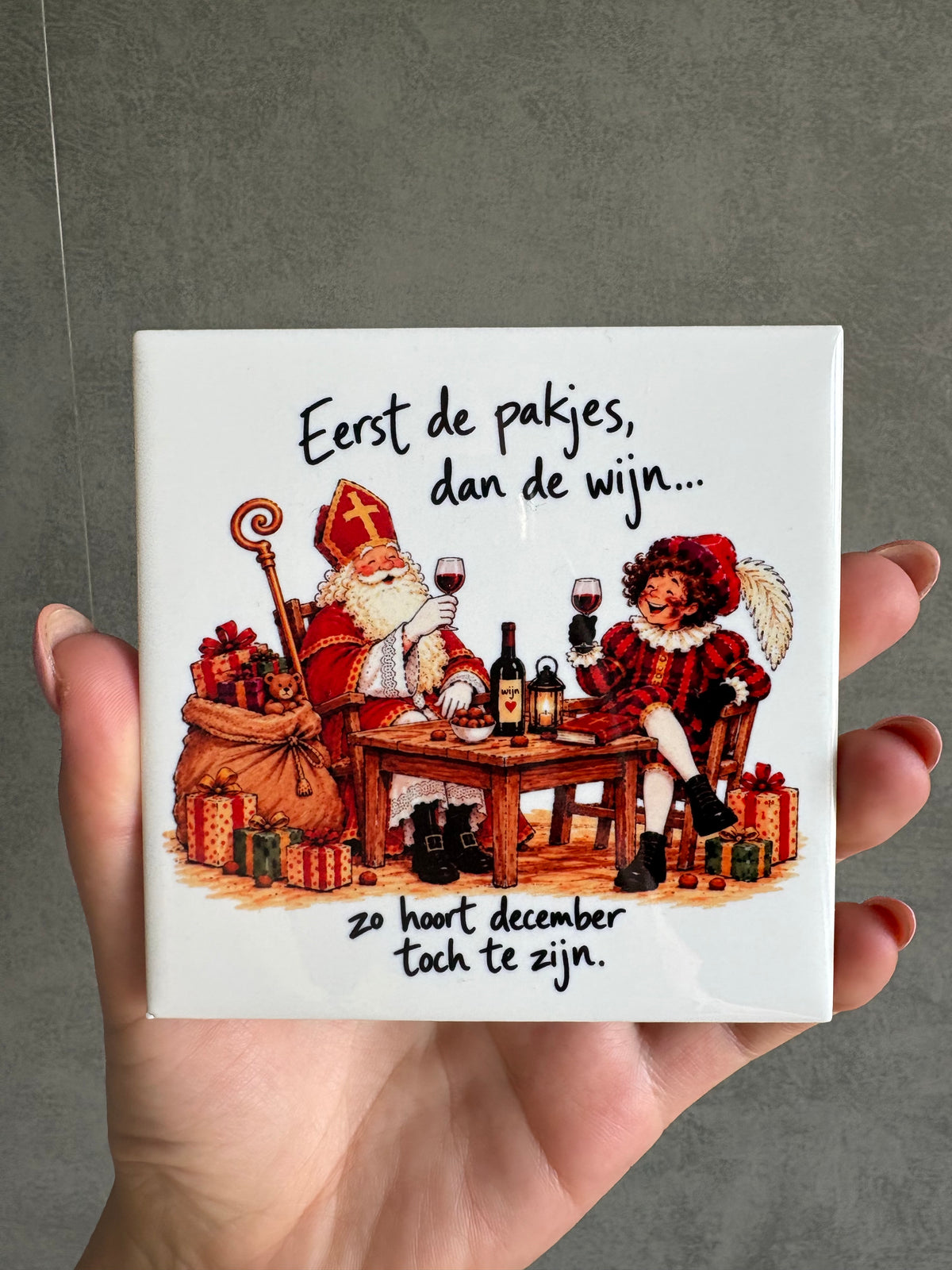 Tegeltje eerst de pakjes dan de wijn, zo hoort december toch te zijn.
