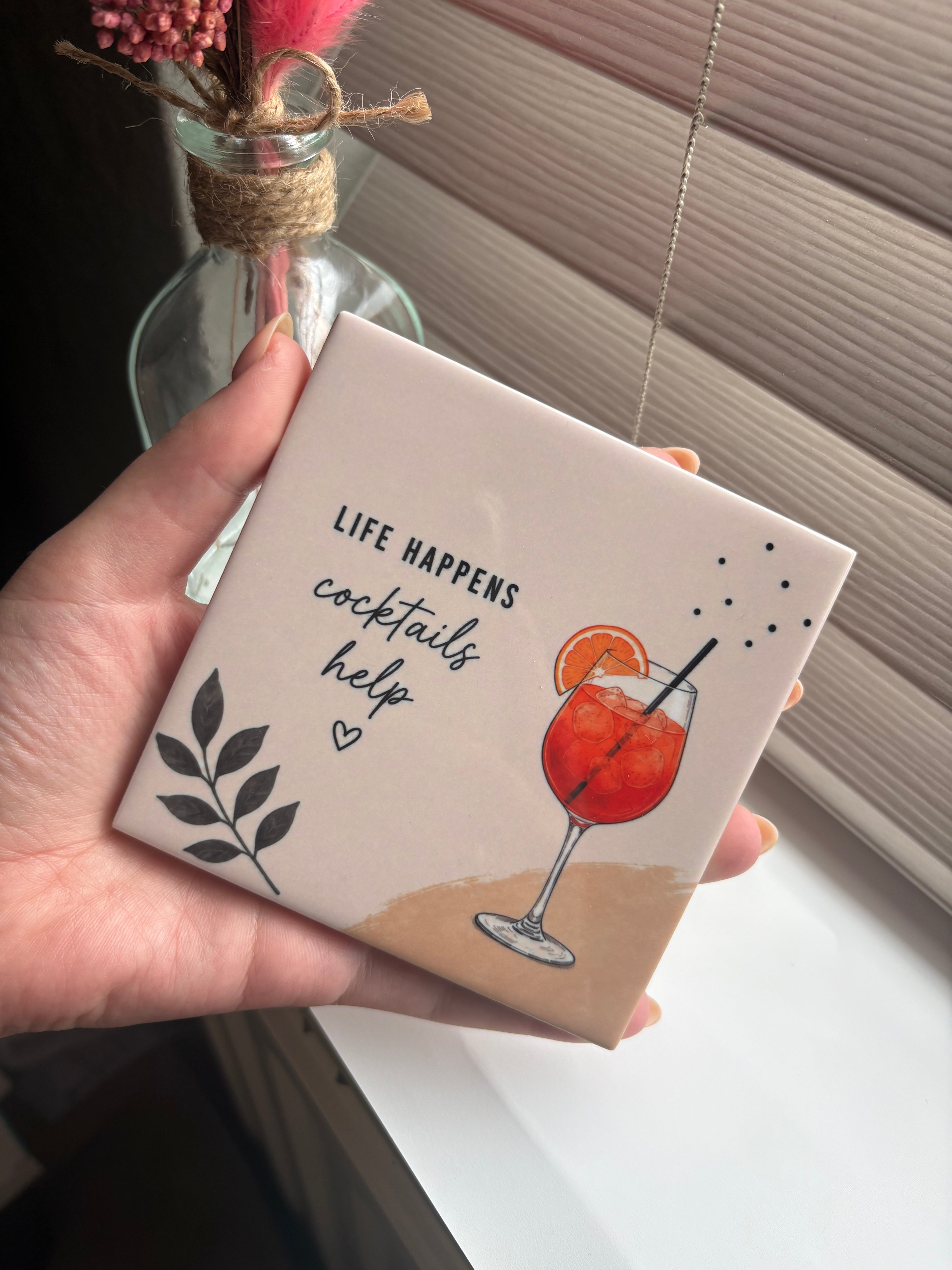 Tegeltje life happens cocktails help