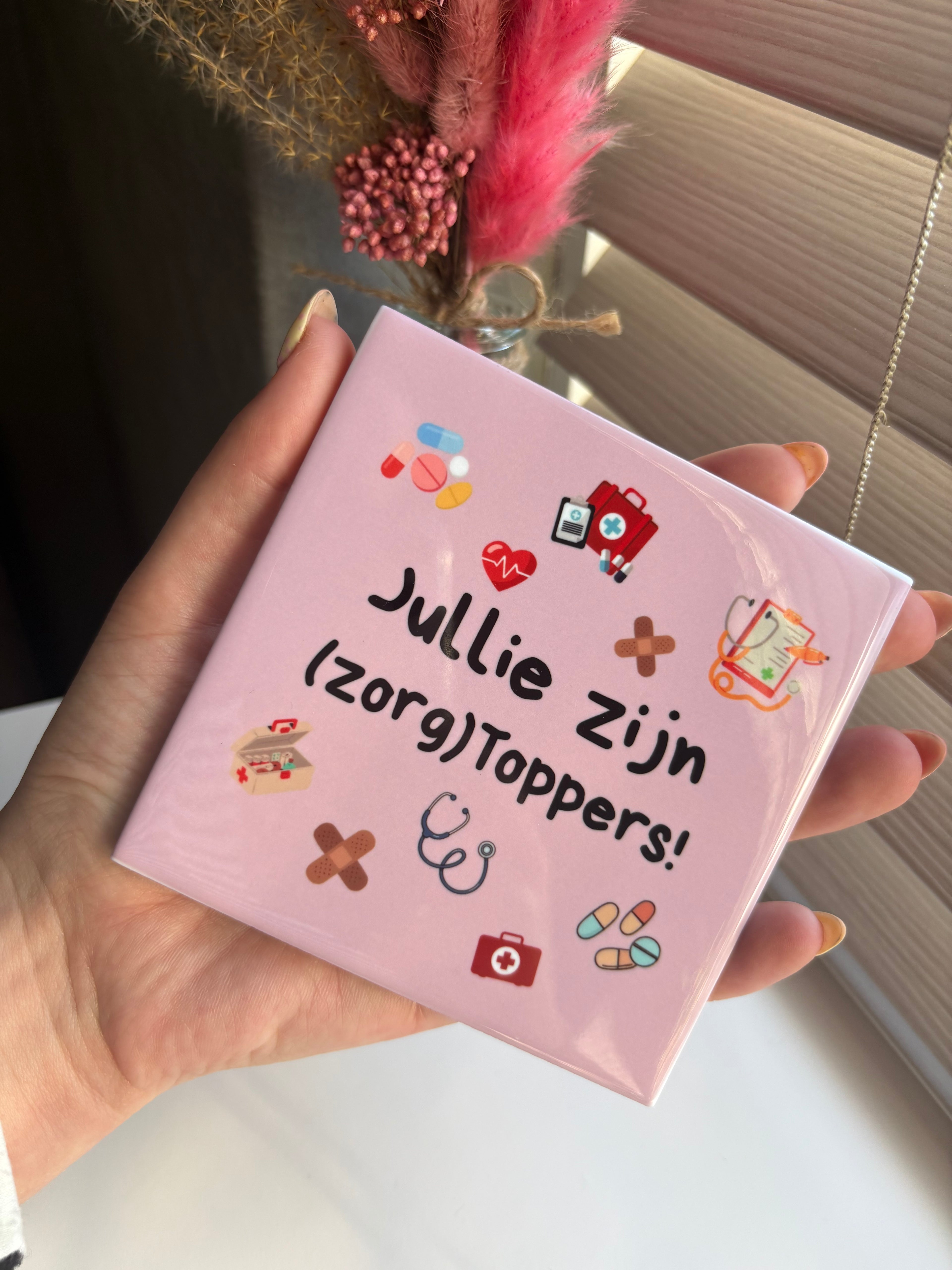 Tegeltje jullie zijn zorgtoppers (paars/roze)