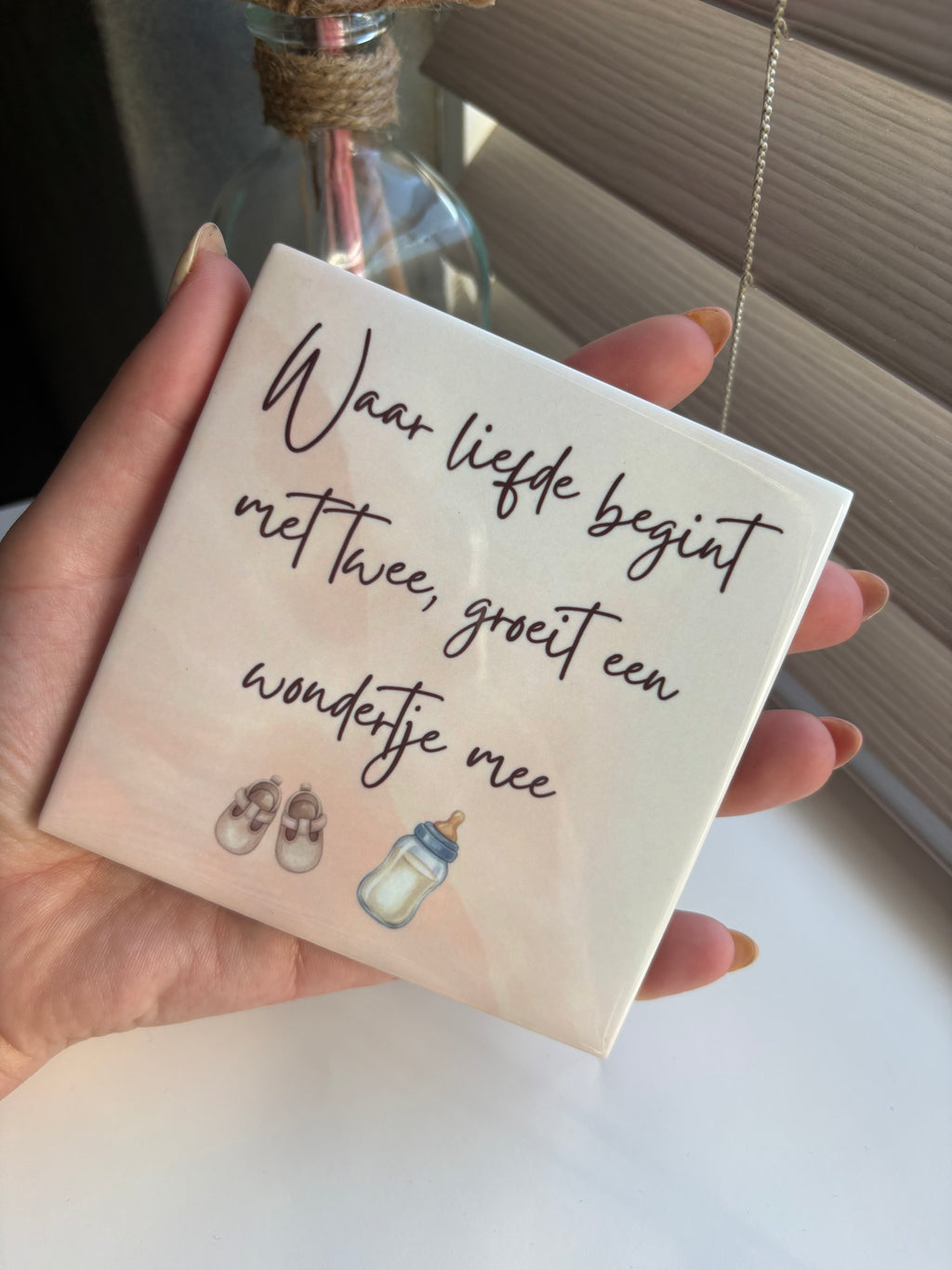 Tegeltje waar liefde begint met twee, groeit een wondertje mee