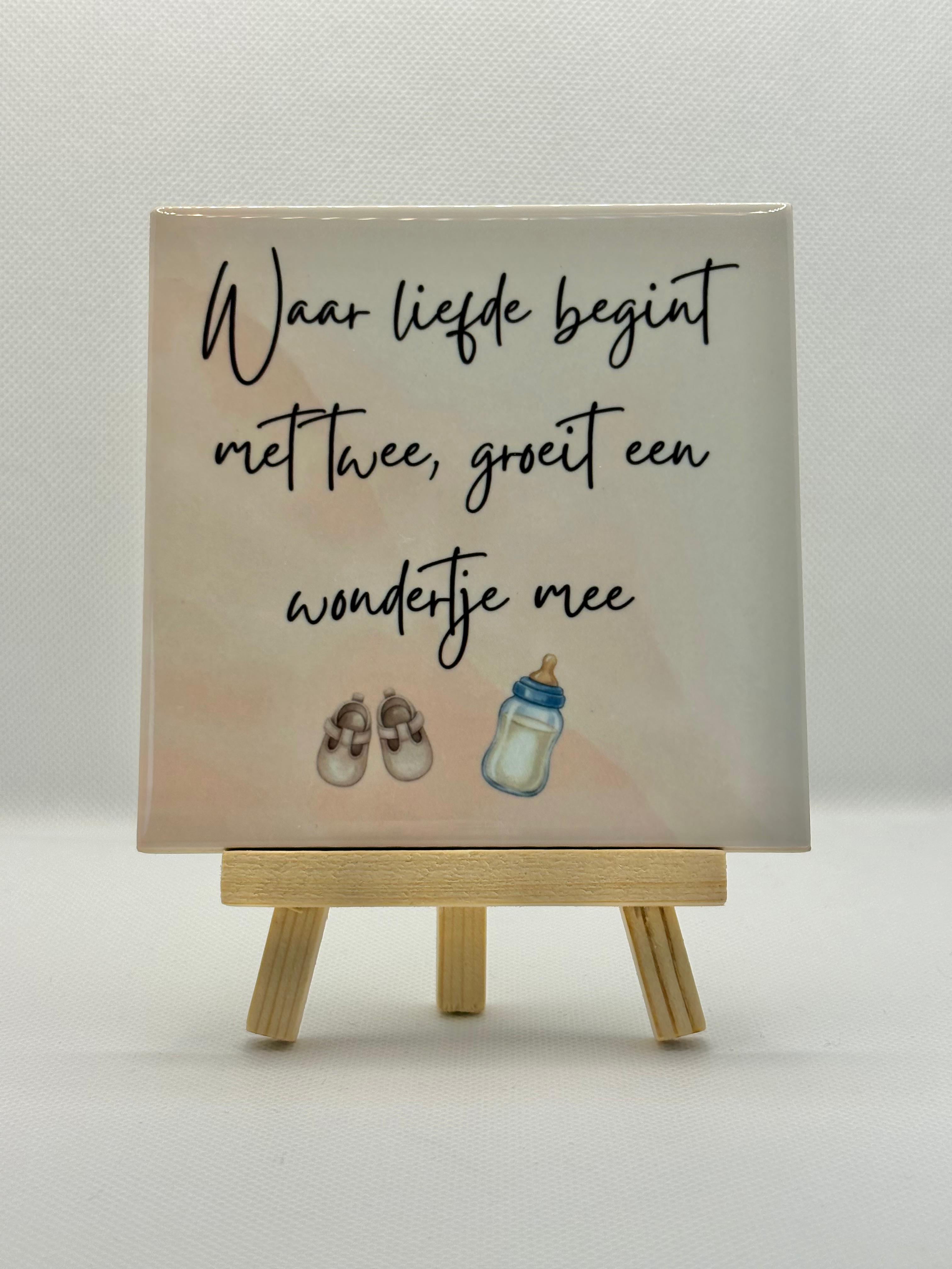 Tegeltje waar liefde begint met twee, groeit een wondertje mee