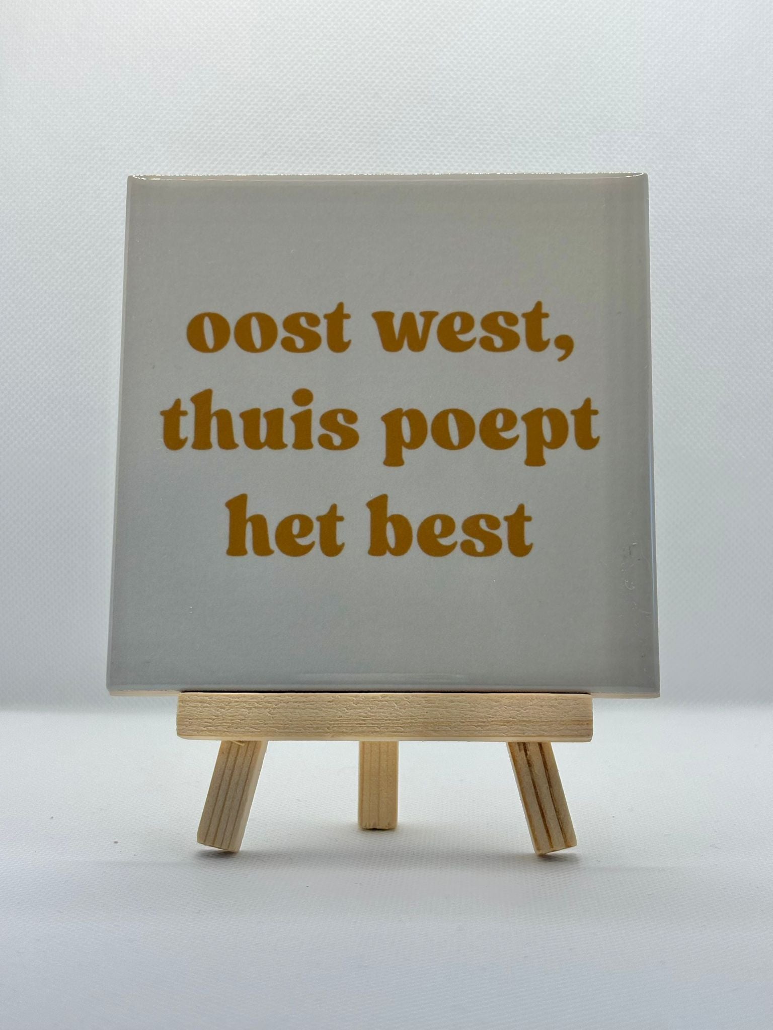 Tegeltje oost west, thuis poept het best (wit/goud)